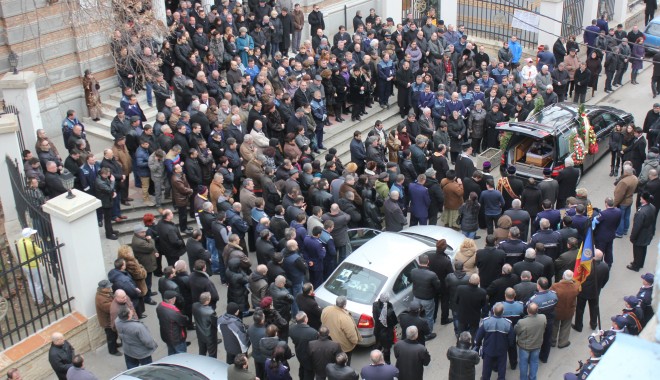 Unul dintre cei mai buni polițiști din Constanța, înmormântat cu onoruri militare / GALERIE FOTO - img3306-1361281467.jpg
