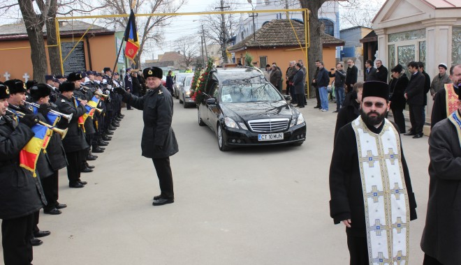 Unul dintre cei mai buni polițiști din Constanța, înmormântat cu onoruri militare / GALERIE FOTO - img3390-1361281458.jpg