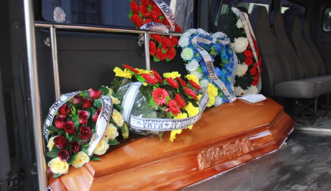IMAGINI CUTREMURĂTOARE / DURERE FĂRĂ MARGINI la înmormântarea ANDREEI, tânăra ucisă de un șofer beat! - img3838-1384176227.jpg