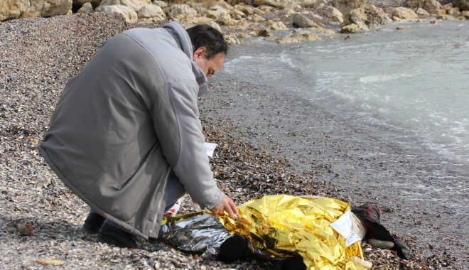FOTO/ Femeie găsită moartă pe plaja Trei Papuci - img3909-1361444110.jpg