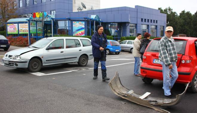 Galerie FOTO. Accident în lanț, în Constanța. Trei mașini implicate - img4214-1415781564.jpg
