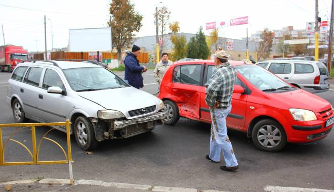Galerie FOTO. Accident în lanț, în Constanța. Trei mașini implicate - img4217-1415781571.jpg