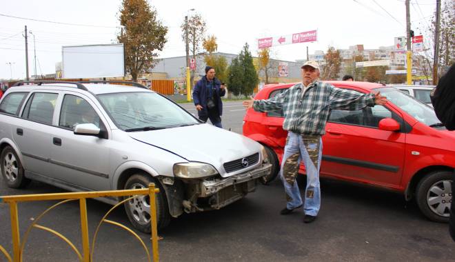 Galerie FOTO. Accident în lanț, în Constanța. Trei mașini implicate - img4218-1415781885.jpg