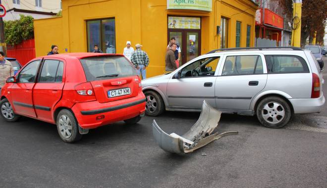 Galerie FOTO. Accident în lanț, în Constanța. Trei mașini implicate - img4224-1415781585.jpg