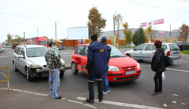 Galerie FOTO. Accident în lanț, în Constanța. Trei mașini implicate - img4226-1415781604.jpg