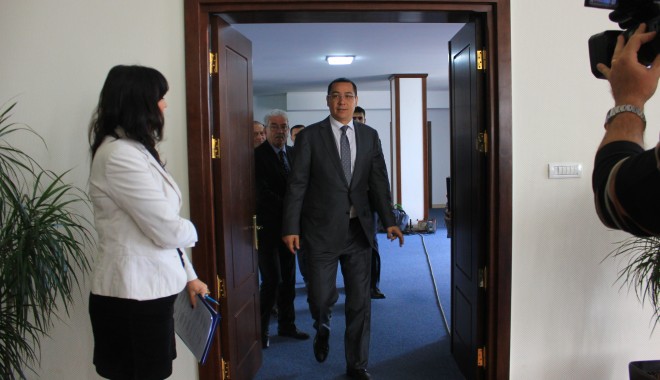Galerie FOTO. Premierul Victor Ponta a inspectat podul de la Agigea. Urmează să se ia soluția finală - img4758-1380278494.jpg