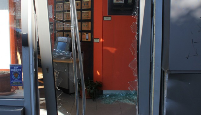 ACCIDENT SPECTACULOS ÎN CENTRUL CONSTANȚEI / A intrat cu mașina în sediul unei bănci - img4945-1348410626.jpg