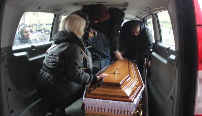 Imagini SFÂȘIETOARE la capela Spitalului Județean. Lacrimi vărsate pentru cei patru morți în accidentul aviatic - img5009-1418732457.jpg