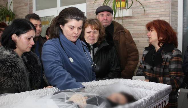 Imagini SFÂȘIETOARE la capela Spitalului Județean. Lacrimi vărsate pentru cei patru morți în accidentul aviatic - img50391418732465-1418735811.jpg