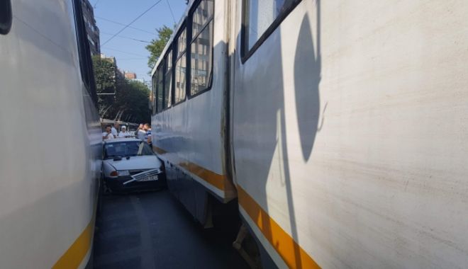 Accident SPECTACULOS! O mașină a rămas blocată între două tramvaie - img504634316300-1536478566.jpg