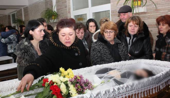 Imagini SFÂȘIETOARE la capela Spitalului Județean. Lacrimi vărsate pentru cei patru morți în accidentul aviatic - img50481418732498-1418735713.jpg