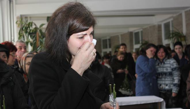 Imagini SFÂȘIETOARE la capela Spitalului Județean. Lacrimi vărsate pentru cei patru morți în accidentul aviatic - img5051-1418732515.jpg