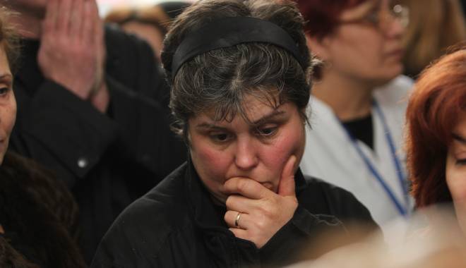 Imagini SFÂȘIETOARE la capela Spitalului Județean. Lacrimi vărsate pentru cei patru morți în accidentul aviatic - img5111-1418732849.jpg