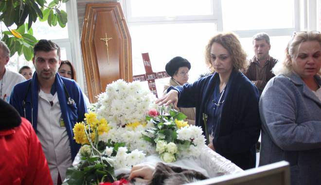 Imagini SFÂȘIETOARE la capela Spitalului Județean. Lacrimi vărsate pentru cei patru morți în accidentul aviatic - img5202-1418732612.jpg