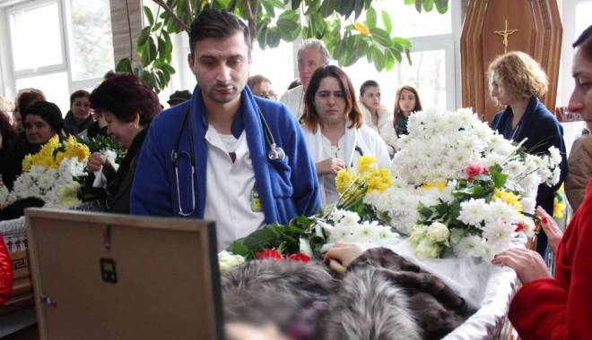 Imagini SFÂȘIETOARE la capela Spitalului Județean. Lacrimi vărsate pentru cei patru morți în accidentul aviatic - img52041418732603-1418735609.jpg