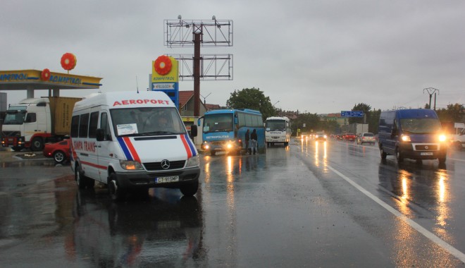 Mai multe microbuze pentru a-i traversa pe navetiști podul de la Agigea - img5214-1380624699.jpg