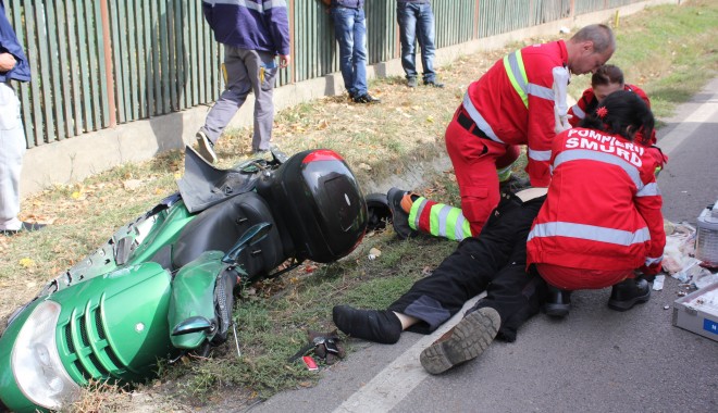 IMAGINI ȘOCANTE! Accident rutier grav la intrare în Valu lui Traian. Mopedistul spulberat de mașină a murit! - UPDATE - img5494-1413106207.jpg