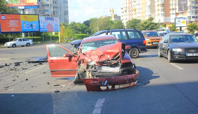 GALERIE FOTO / DEZASTRU ÎN INTERSECȚIA DE LA GARĂ. Mașină de Bulgaria urmărită de Poliție a intrat în plin în mașina primarului - img6099-1470382430.jpg