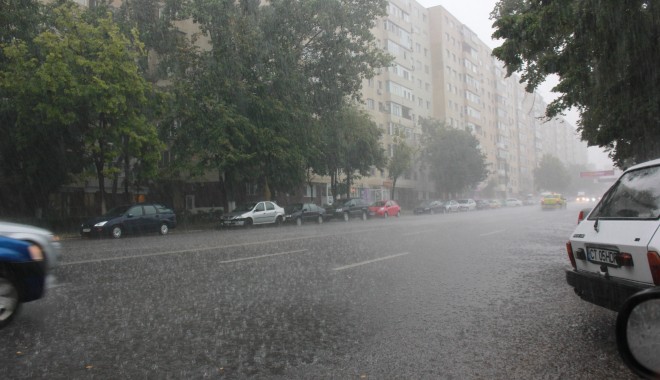 RAJA. 11 reclamații cu zone inundate în urma ploii torențiale - img6327-1375270434.jpg