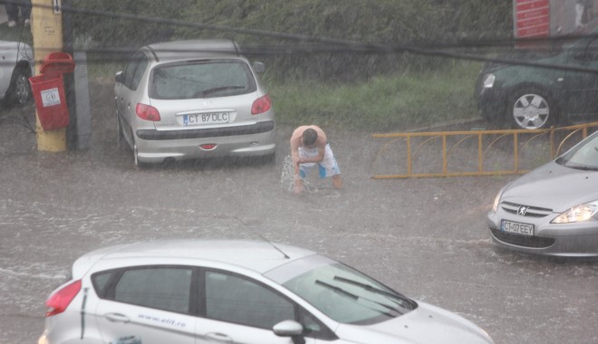 GALERIE FOTO.  Rupere de nori la Constanța: a plouat cu găleata, iar traficul s-a desfășurat cu dificultate! - img6340-1375268914.jpg