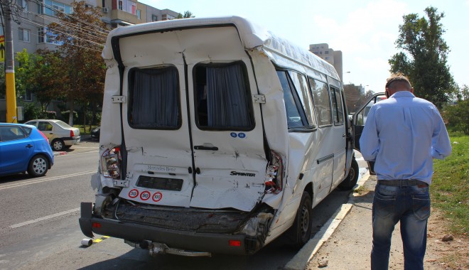 GALERIE FOTO. Accident cu un microbuz de călători, pe bd. Aurel Vlaicu.  Nouă victime! / UPDATE - img6433-1410524910.jpg
