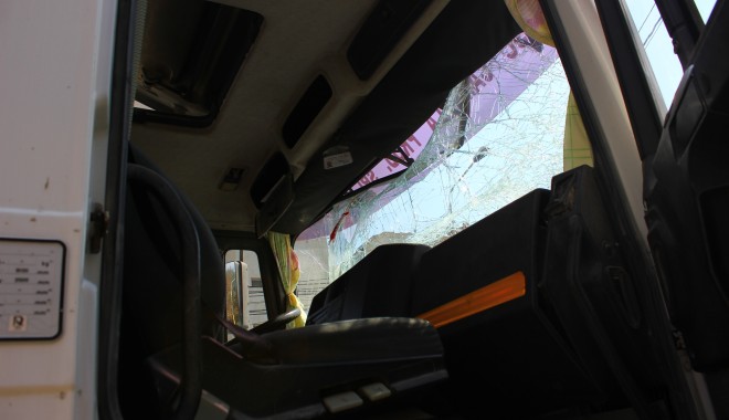 GALERIE FOTO. Accident cu un microbuz de călători, pe bd. Aurel Vlaicu.  Nouă victime! / UPDATE - img6444-1410524918.jpg