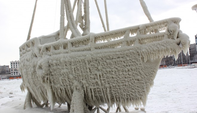 FOTOGRAFII SPECTACULOASE/ Gerul a transformat ambarcațiunile din portul Tomis în statui de gheață - img7233-1328791221.jpg