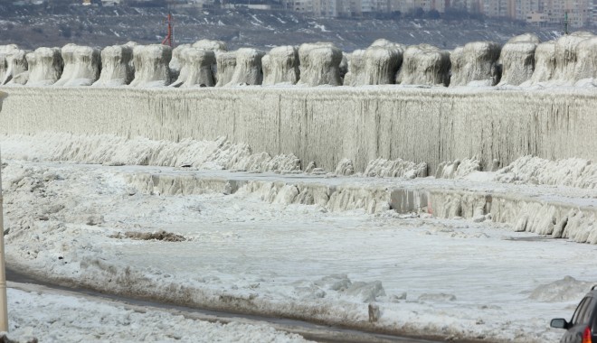 FOTOGRAFII SPECTACULOASE/ Gerul a transformat ambarcațiunile din portul Tomis în statui de gheață - img7373-1328791329.jpg
