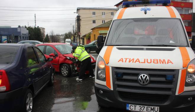 Galerie FOTO. Haos pe bulevardul I.C. Brătianu. Mai multe mașini implicate într-un accident. Două victime. Update - img8093-1416570068.jpg