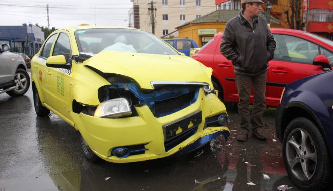 Galerie FOTO. Haos pe bulevardul I.C. Brătianu. Mai multe mașini implicate într-un accident. Două victime. Update - img8117-1416570108.jpg