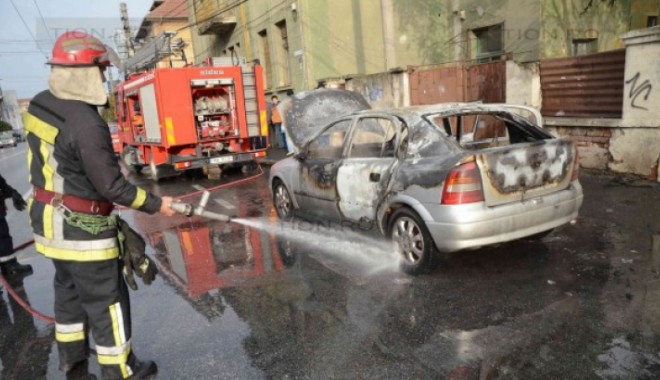 VIDEO/ I-a luat foc mașina din senin și a ars în totalitate - img8933600x400762651200-1351704836.jpg