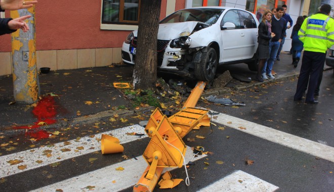 IMAGINI ȘOCANTE! ACCIDENT RUTIER GRAV ÎN CONSTANȚA. A intrat cu mașina în semafor, care a căzut peste o tânără aflată pe trotuar - img9044-1382002403.jpg