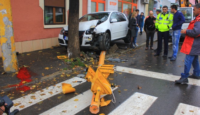 IMAGINI ȘOCANTE! ACCIDENT RUTIER GRAV ÎN CONSTANȚA. A intrat cu mașina în semafor, care a căzut peste o tânără aflată pe trotuar - img9047-1382002370.jpg