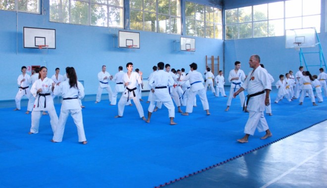 Karate: România participă cu 80 de sportivi la Campionatele Europene WUKF - img90801378026503-1381829278.jpg