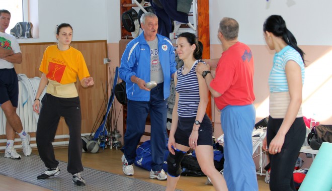 Lotul olimpic feminin de spadă se antrenează la Constanța - img9499-1333454756.jpg