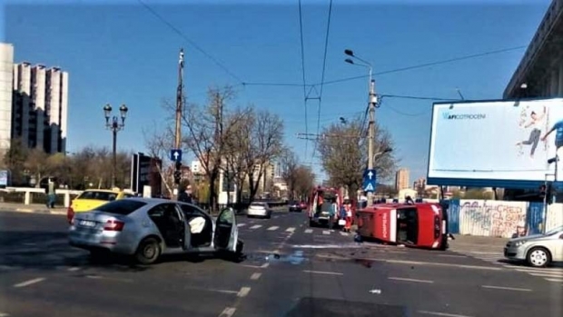 Accident grav! O ambulanță s-a răsturnat, sunt trei victime - img97417400-1553422242.jpg