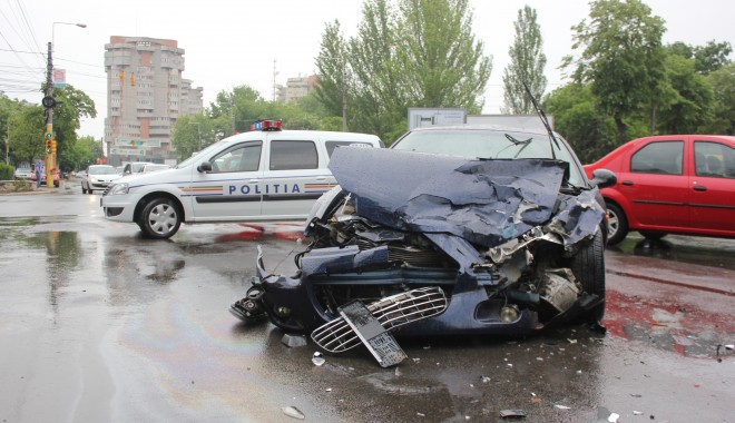 GALERIE FOTO. Accident rutier la intersecția bulevardelor Ferdinand cu Al.Lăpușneanu - img9913-1368533022.jpg