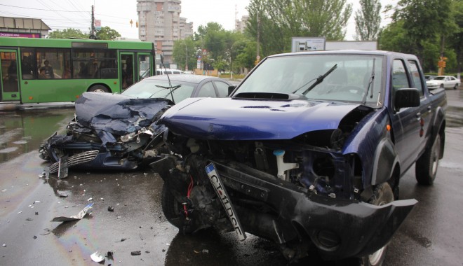 GALERIE FOTO. Accident rutier la intersecția bulevardelor Ferdinand cu Al.Lăpușneanu - img9927-1368533051.jpg