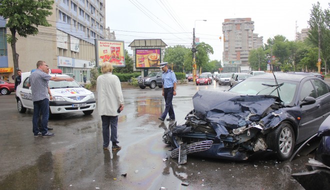 GALERIE FOTO. Accident rutier la intersecția bulevardelor Ferdinand cu Al.Lăpușneanu - img9931-1368533059.jpg