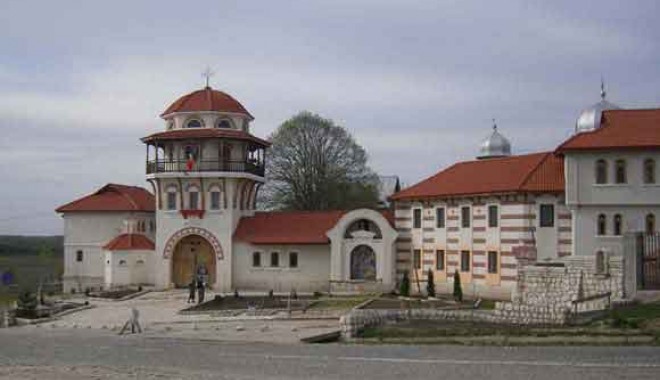 Jandarmii merg la Mănăstirea Dervent - imgp0144-1334744998.jpg