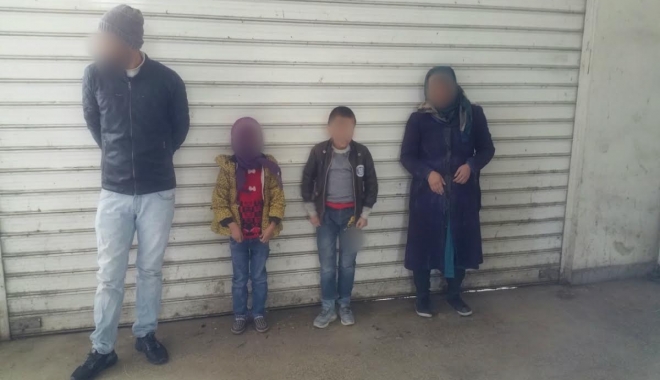 Patru imigranți ascunși în remorca unui camion, descoperiți la P.T.F. Negru Vodă - imigranti-1495527618.jpg