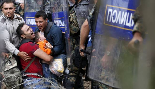 Macedonia își redeschide frontiera cu Grecia pentru imigranți - imigranti123-1453380009.jpg