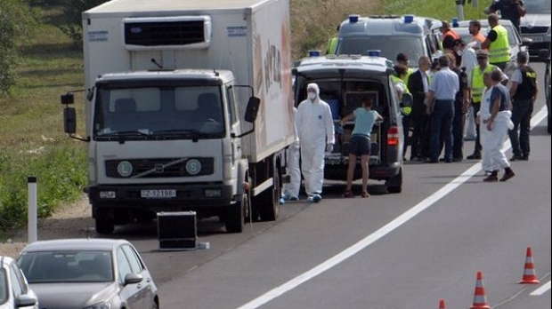 E haos! Polițiștii s-au retras, iar imigranții încearcă să se îmbarce - imigranti374376700-1441263382.jpg