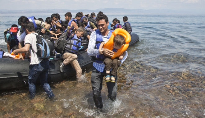 Barcă plină cu imigranți, răsturnată  în mare. 100 de persoane, date dispărute - imigrantibarca-1479302989.jpg