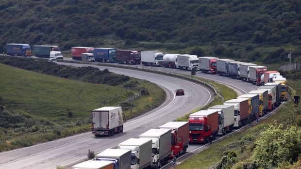Zeci de migranți, găsiți într-un camion înmatriculat în România! - imigrantii47690600-1445235083.jpg