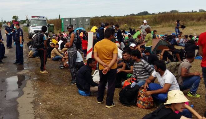 Doi copii s-au născut în gara din Budapesta, după ce ambulanțele au refuzat să le ducă pe mame la spital - imigrantimorti30089600-1441279368.jpg