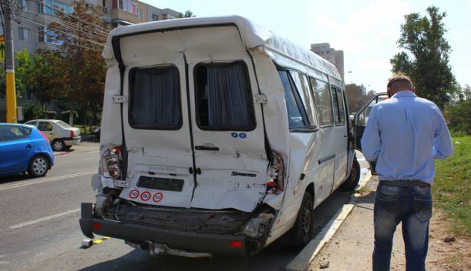 Impact violent între  o mașină și un microbuz - impactviolentmicrobuz-1418833205.jpg