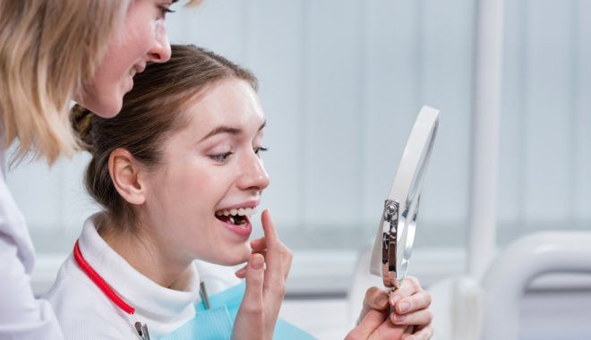Implant dentar sau punte dentară? Care este diferența dintre cele două - implantdentar-1630505871.jpg