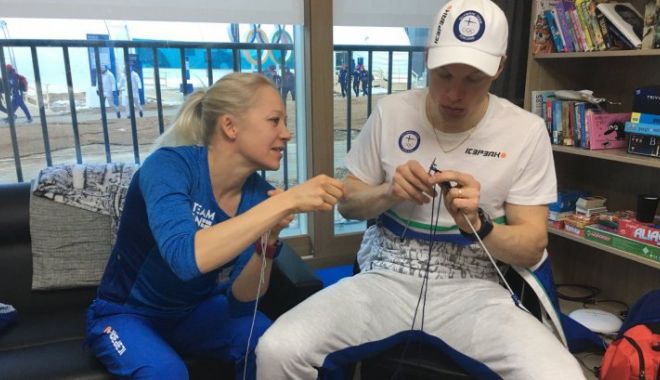 IMAGINEA ZILEI. Jocurile Olimpice de iarnă. Un antrenor împletește pe pista olimpică - impleteste68142600-1518521491.jpg