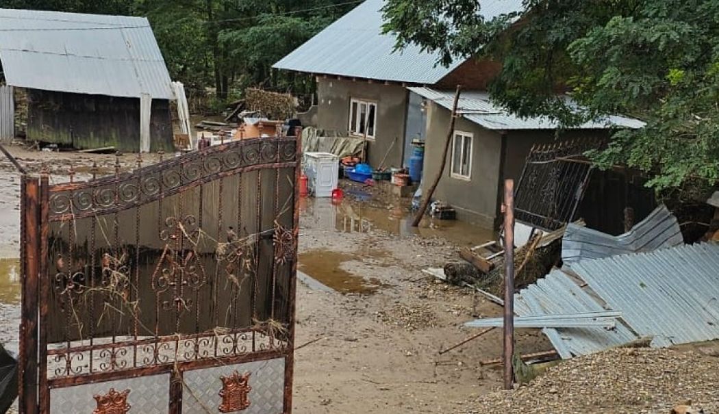 Poştaşii ajută persoanele care au rămas fără case, în urma inundaţiilor - implicare-1727017721.jpg